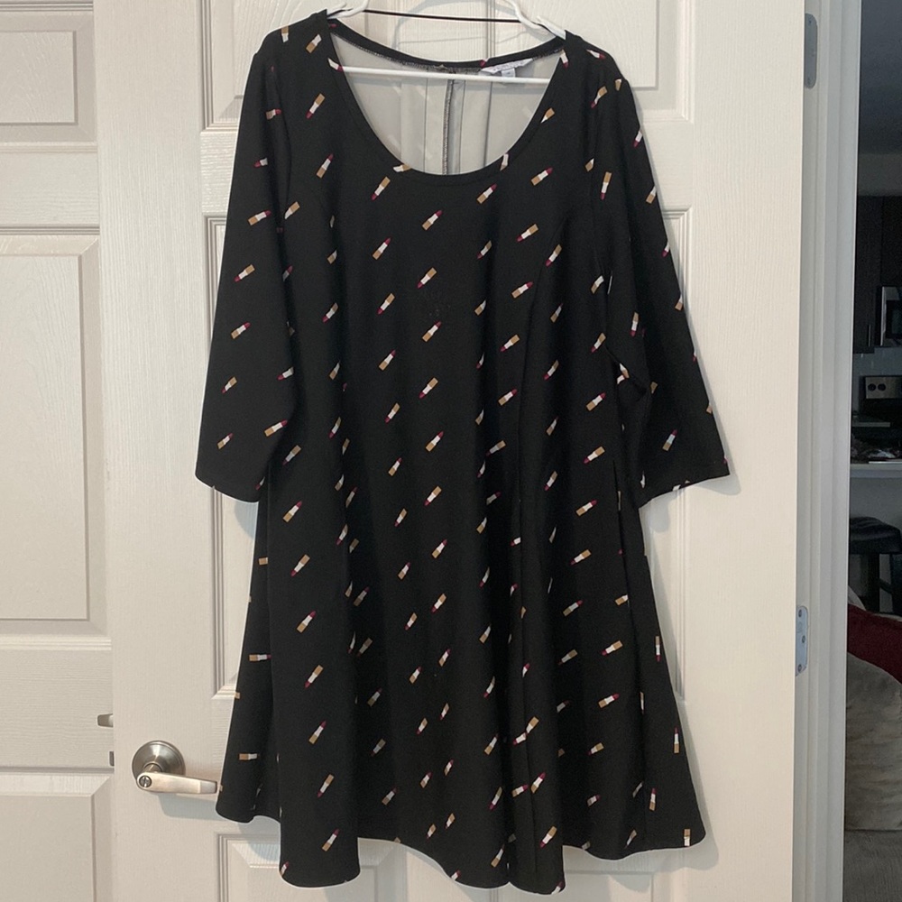 Plus Size A-Line Scoop Neck Dress. Lipstick print. 3/4 Sleeves. Zipper detail.